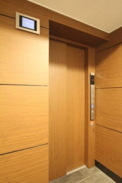 　エレベーターの中の様子を確認できるモニター付き。