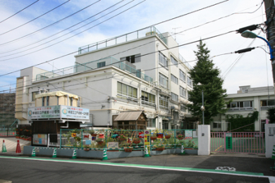 　「新宿区立　戸塚第一小学校」学区　徒歩9分です。