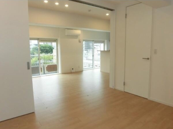 　洋室はリビングと廊下2箇所に扉があり、家具の配置に応じて使い分けれます。