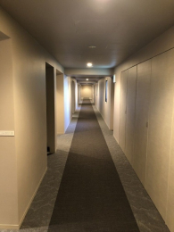 　足音にも配慮したホテルライクな内廊下設計。