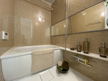 　追い焚き機能・浴室換気暖房乾燥機付きのバスルームです。ゴールドの素敵なバスパネルもポイント！