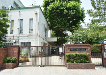 　「新宿区立　四谷中学校」学区　徒歩23分です。