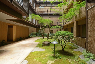 　中庭に植栽や石組みを配した日本庭園。癒しの空間へと導いてくれます。