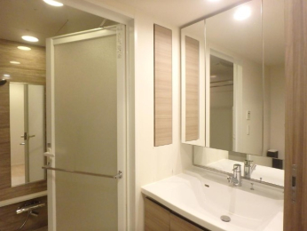 　三面鏡タイプで収納力も魅力の洗面化粧台です。左側にも戸棚があります。