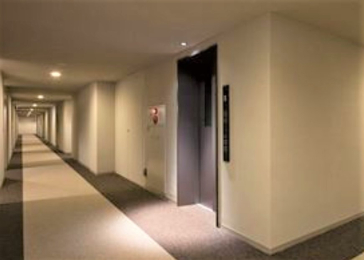 　ホテルライクな内廊下設計のマンションです。内部も管理が行き届いていて清潔です。