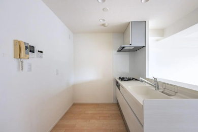 　キッチン背面には冷蔵庫や食器棚などを置けるスペースがあります。