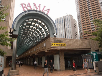 �@�ѓc���G���A�̃����h�}�[�N�I���݂ł���u�ѓc���Z���g�����v���U �������v�́A���ʂȃW�������̓X���������Ă܂��B