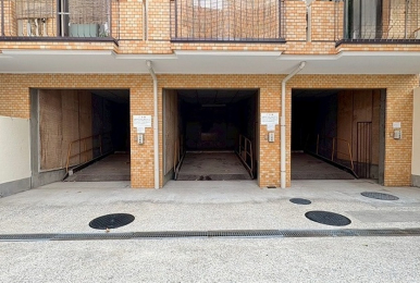 �@���ԏ�͓��H�ɖʂ��Đ݂����Ă���A���ꂼ��ɓ��ɃX�y�[�X�����蓖�Ă��Ă܂��B